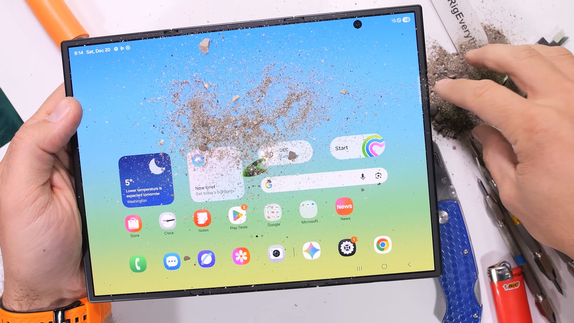 آزمایش دوام و استحکام Galaxy Z TriFold توسط JerryRigEverything