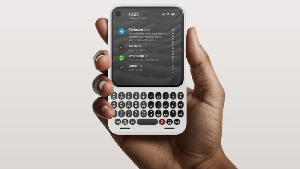 معرفی گوشی Clicks Communicator و کیبورد چندکاره Power Keyboard برای ارتباط متمرکز و شارژ بی‌سیم
