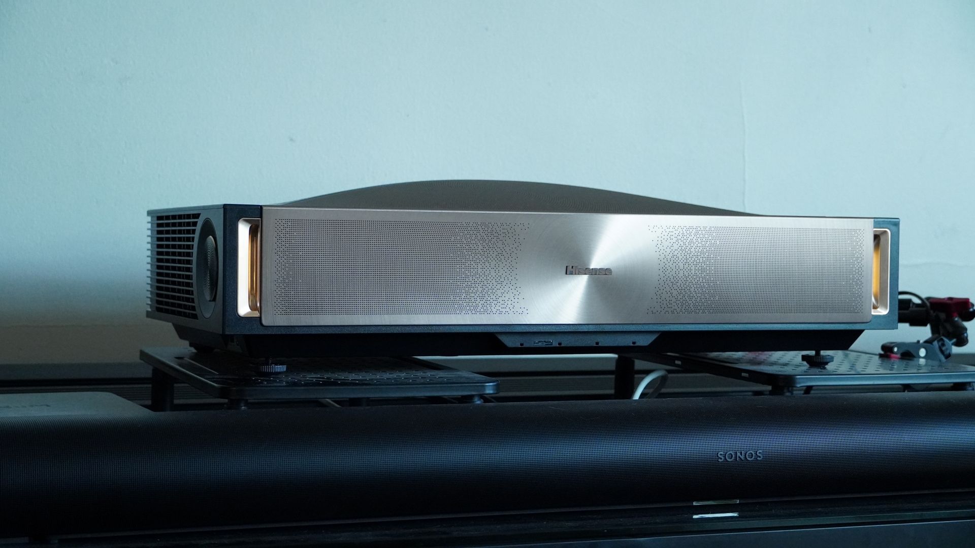 معرفی پروژکتور اولترا شورت ترو Hisense L9Q با کیفیت تصویر و صدای برتر 1 معرفی پروژکتور اولترا شورت ترو Hisense L9Q با کیفیت تصویر و صدای برتر