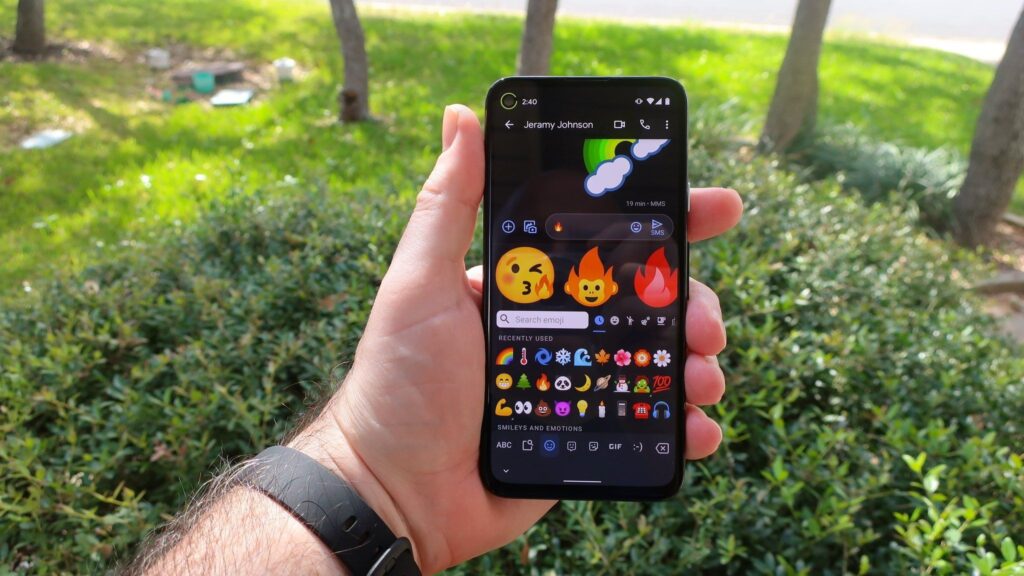 گوگل در حال بهبود اندازه ایموجی‌های کوچک در کیبورد Gboard است