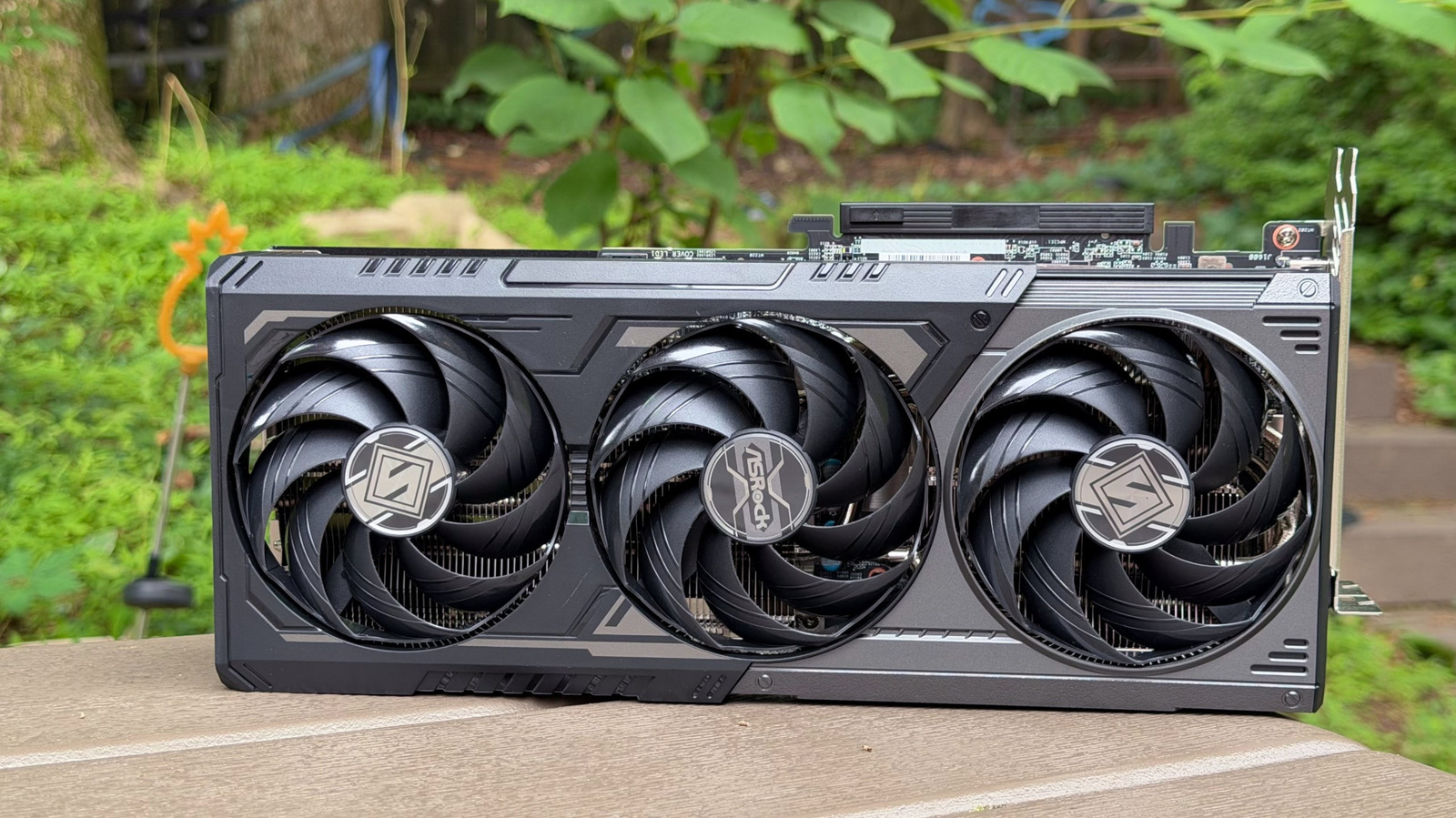 عرضه جهانی کارت گرافیک AMD Radeon RX 9070 GRE با قیمت 549 دلار