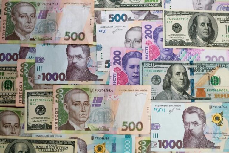 نگهداری ۴۰۰ روزه موقعیت لانگ یک میلیون دلاری در قراردادهای آتی EUR/USD در بازار فارکس