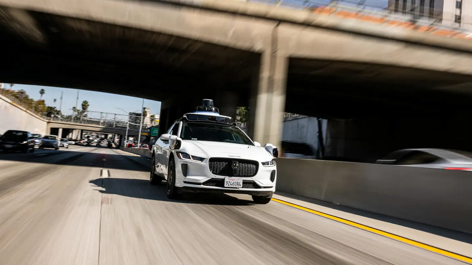 تعلیق موقت عملیات خودران Waymo در بزرگراه‌ها به دلیل مشکلات فنی