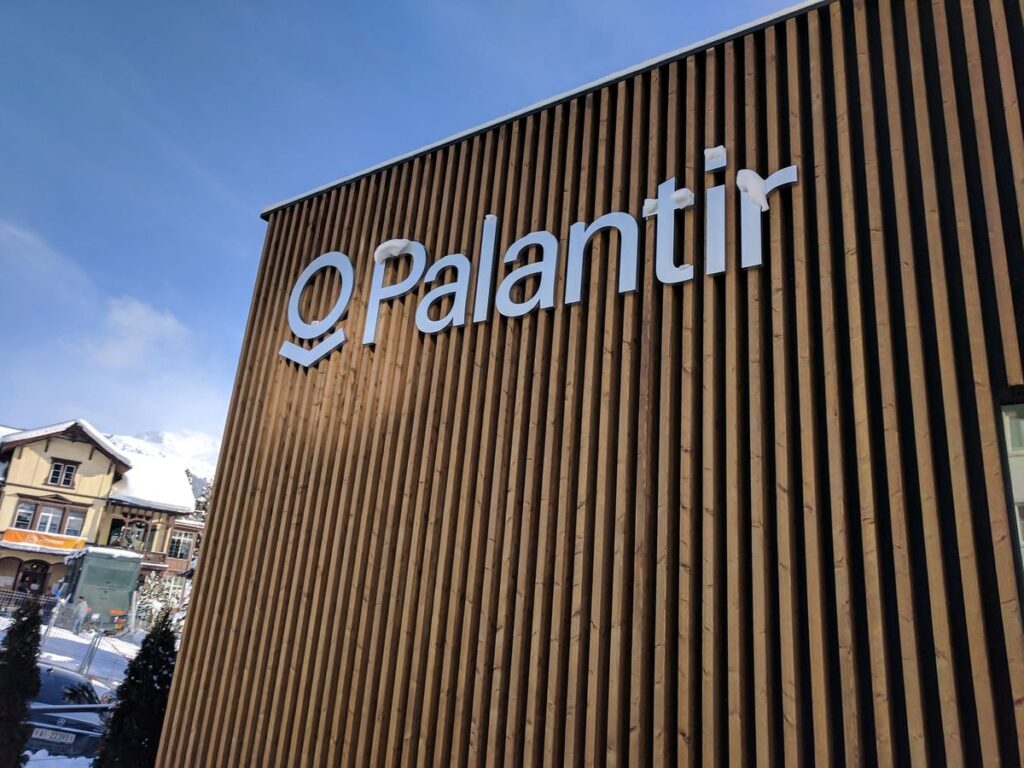 فروش گسترده داده‌های LexisNexis به نهادهای اجرای قانون و استفاده ICE از سیستم Palantir